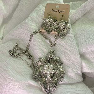 NWT Free Spirit Leaf Pendant Necklace Silver Pearl Crystal & Earrings Set NWT